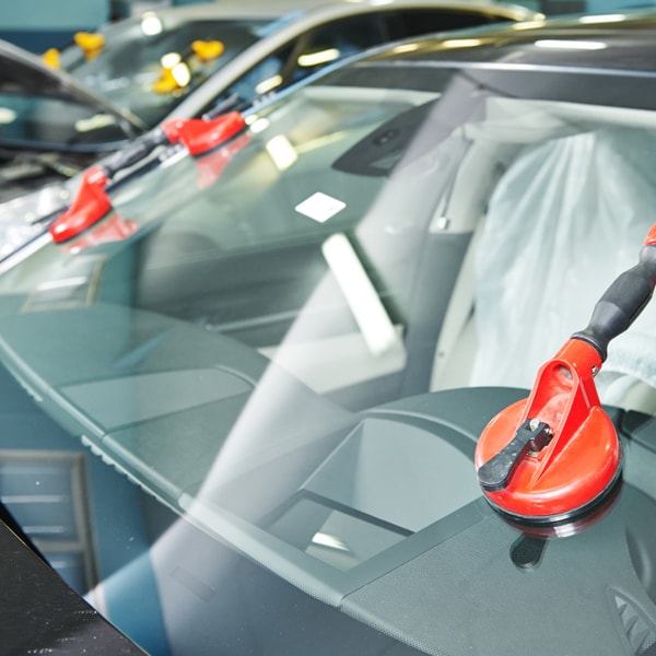 Auto glass company to contact when windshield is broken 