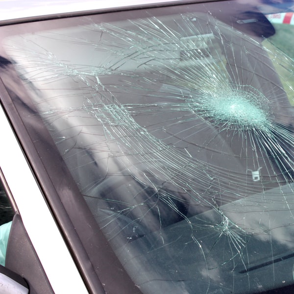 what auto glass replacement technician to call and what does it cost to fix broken windshield 